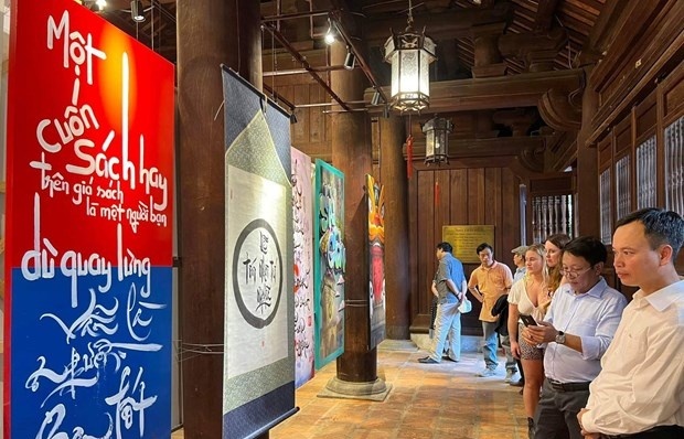 Hanoi exhibition features dialogue between calligraphy, graffiti