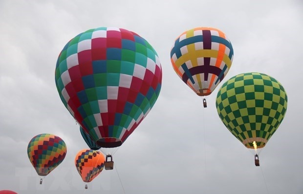 Hot-air balloon festival draws tourists to Binh Thuan