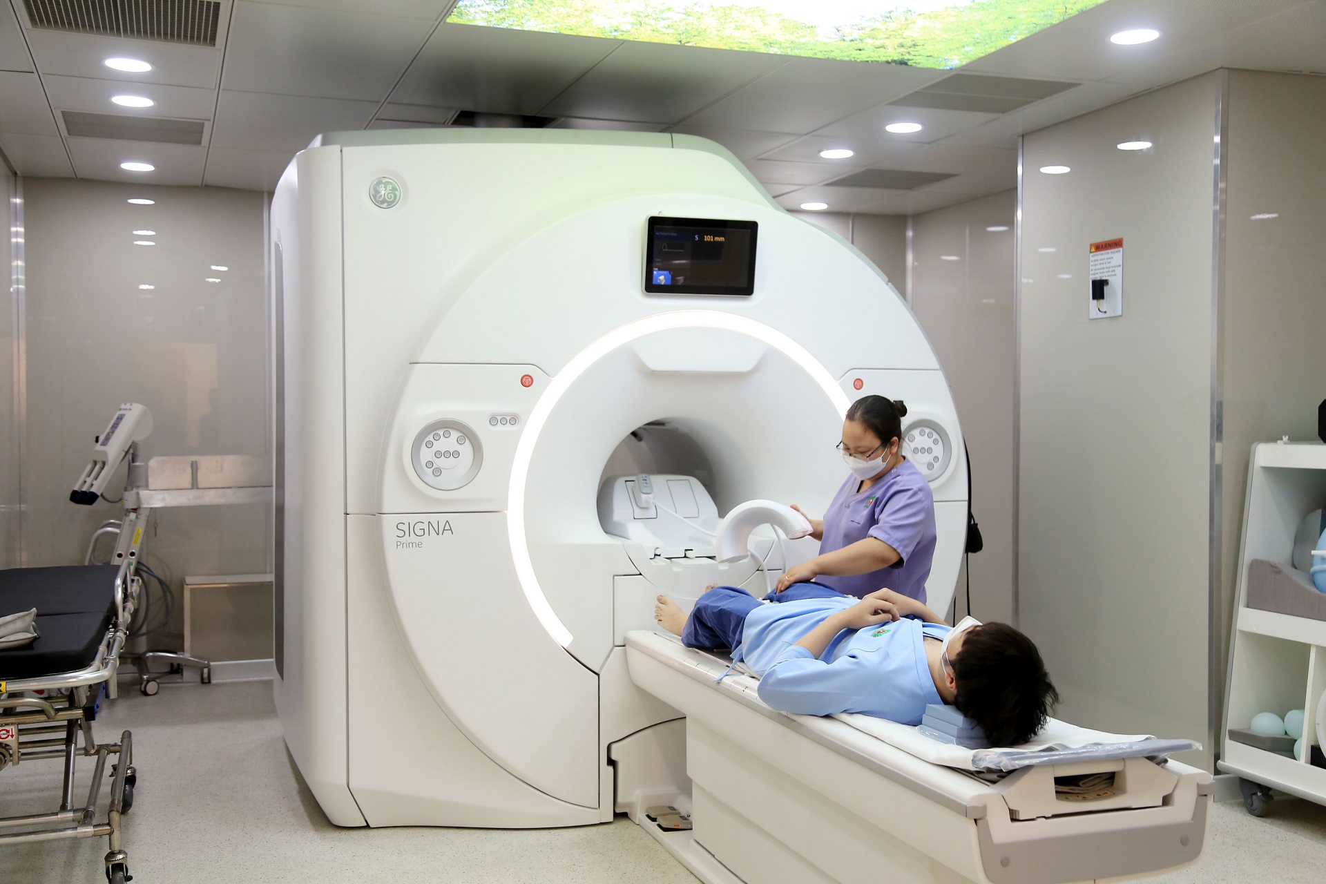 Vietnam installs latest AI-based MRI system