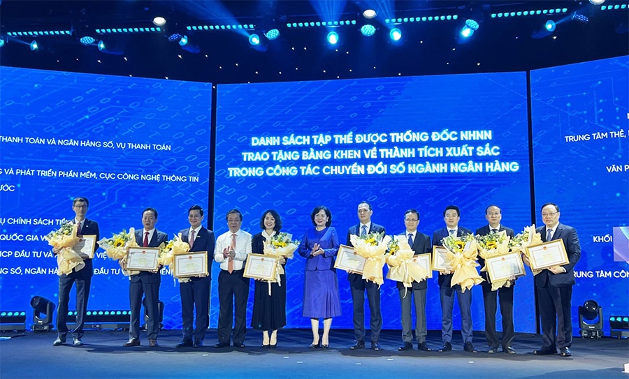 Shinhan Bank Vietnam takes centre stage with prestigious digital transformation award