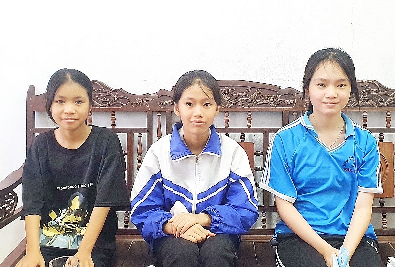 Quang Binh students gain scholarships from VIR