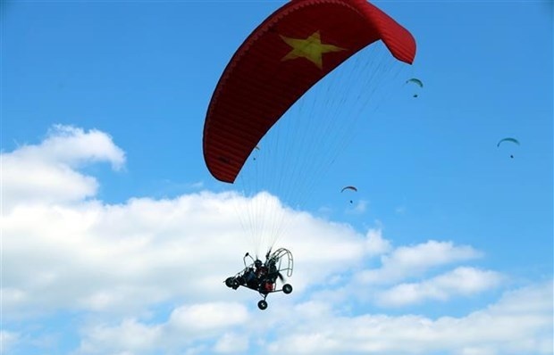 Powered paragliders set Vietnam’s record