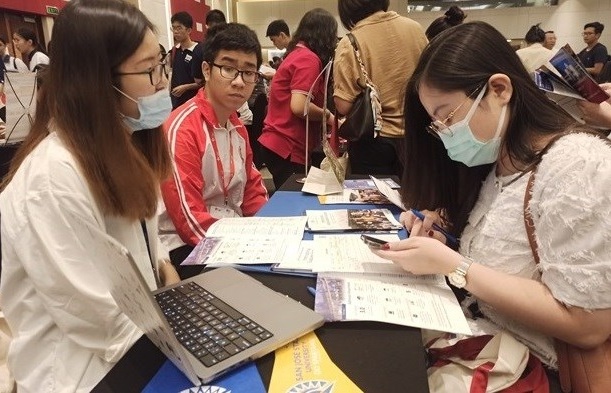 about 40000 vietnamese go abroad to study each year moet