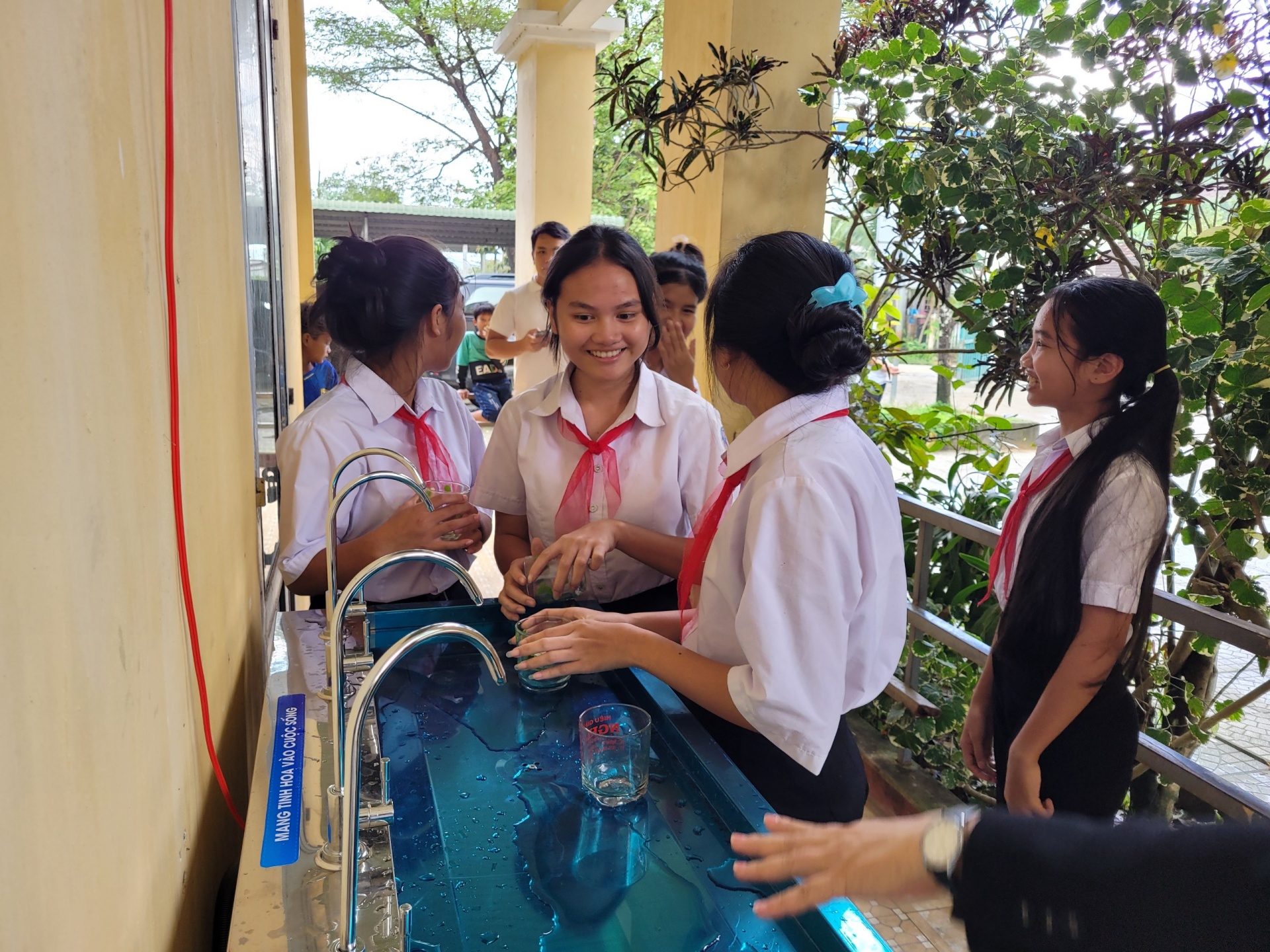 c aseans members give water filters to schools in central vietnam