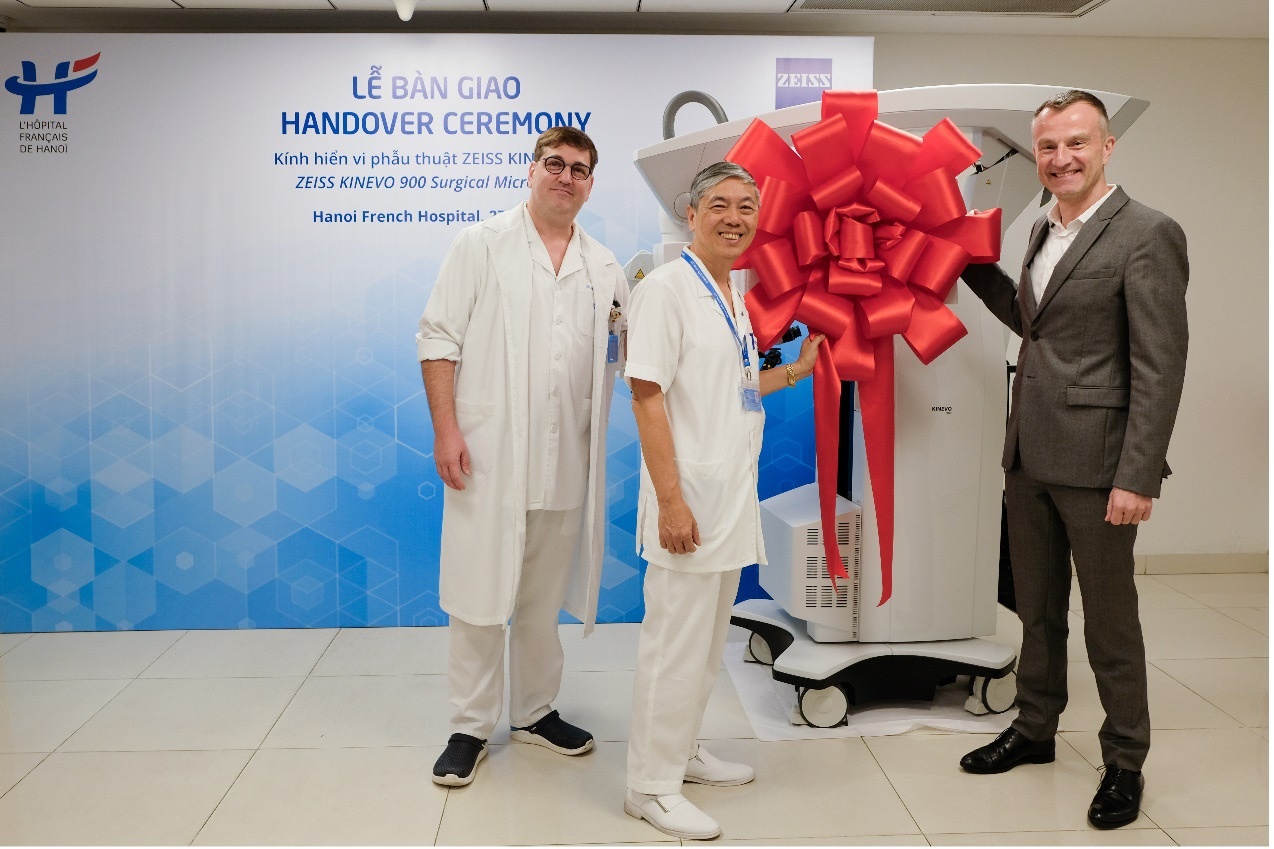 Hanoi French Hospital acquires advanced surgical microscope