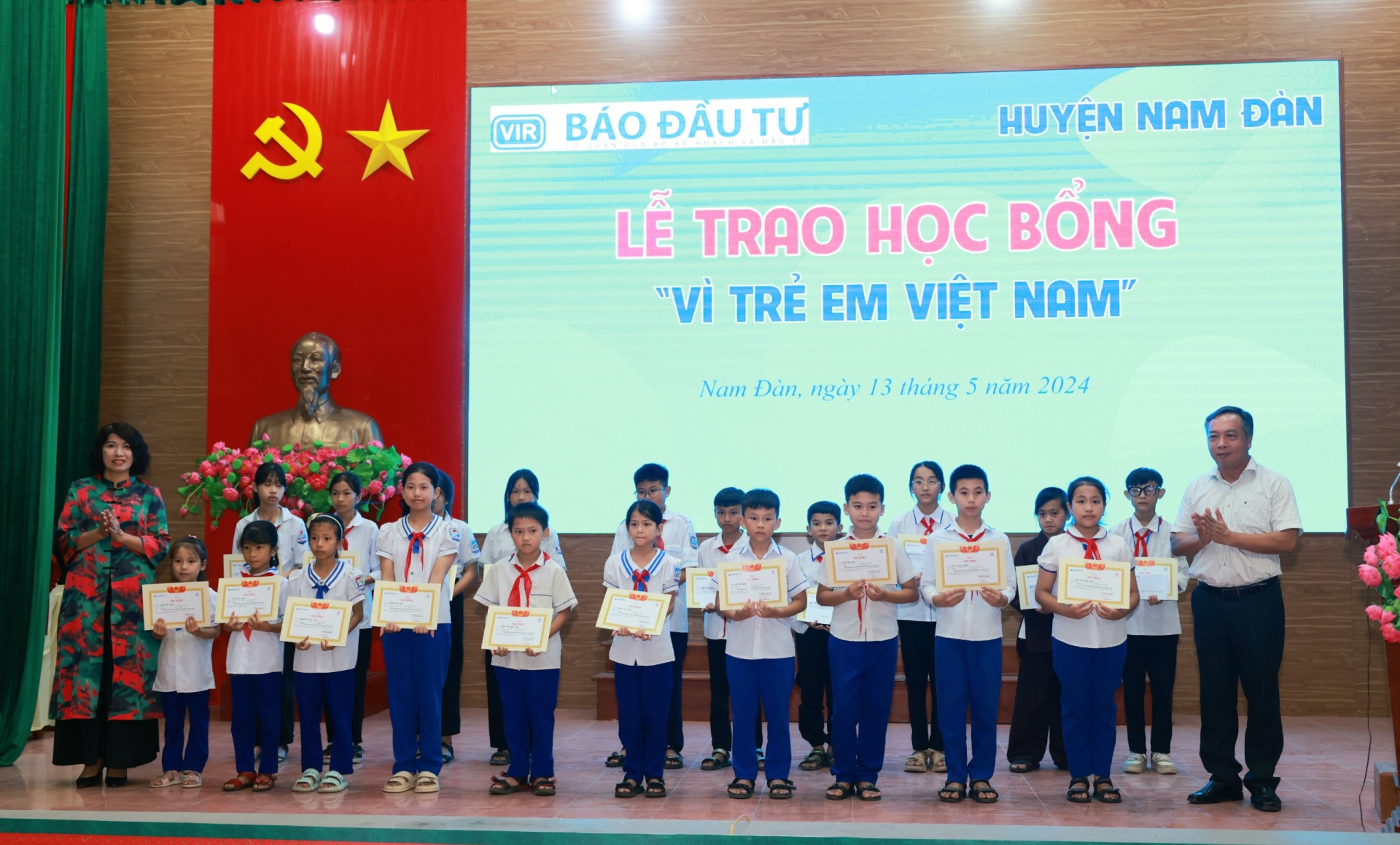 Scholarships awarded to students in Nghe An province