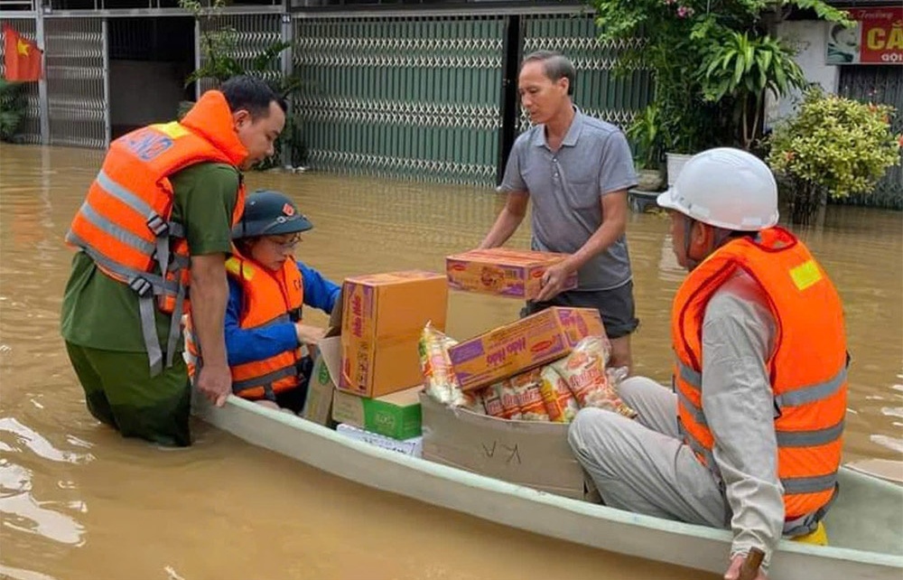 Acecook Vietnam joins efforts to help storm-hit residents