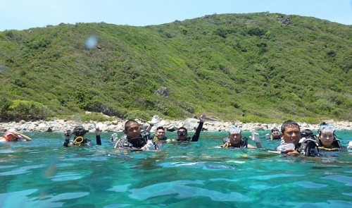 14 volunteer divers clean Nha Trang seabed