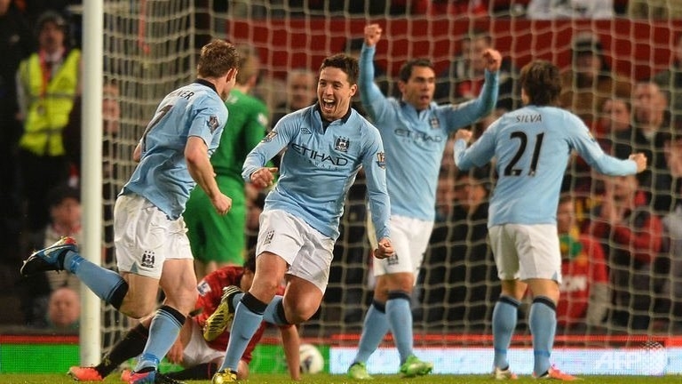 Man City beat United to keep faint title hopes alive
