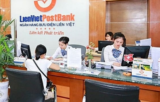 Law on dual roles rearranges top bank personnel