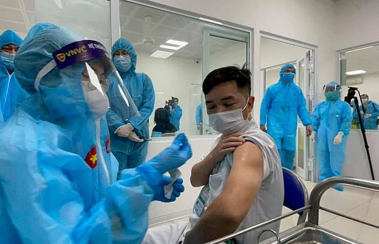 No side effects reported in Vietnam’s first COVID-19 vaccination