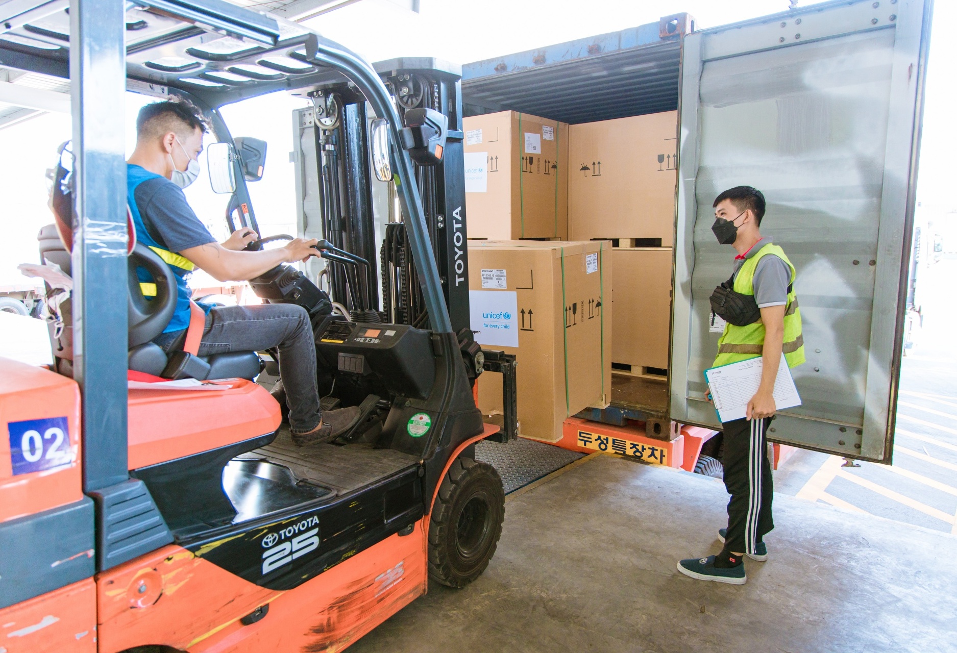 Vaccine refrigerators supported by Japan and UNICEF arrive to Vietnam