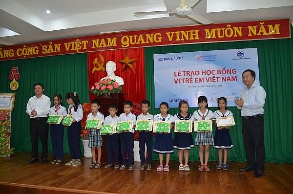 Swing for the Kids scholarships reach Phu Yen province