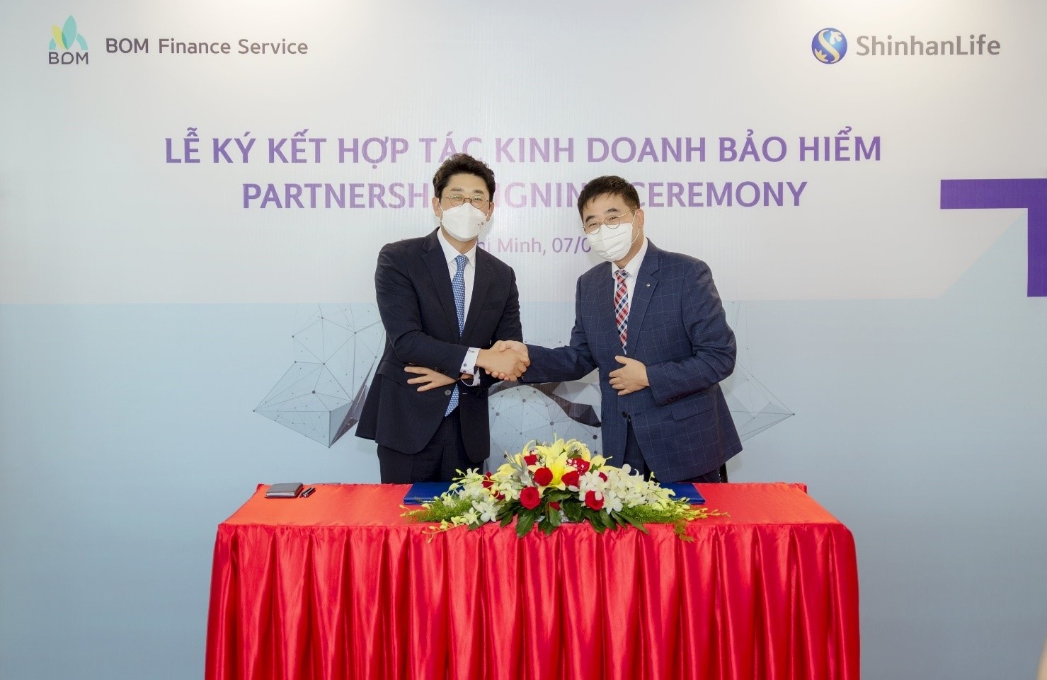 shinhan life vietnam and bom finance sign insurance business partnership
