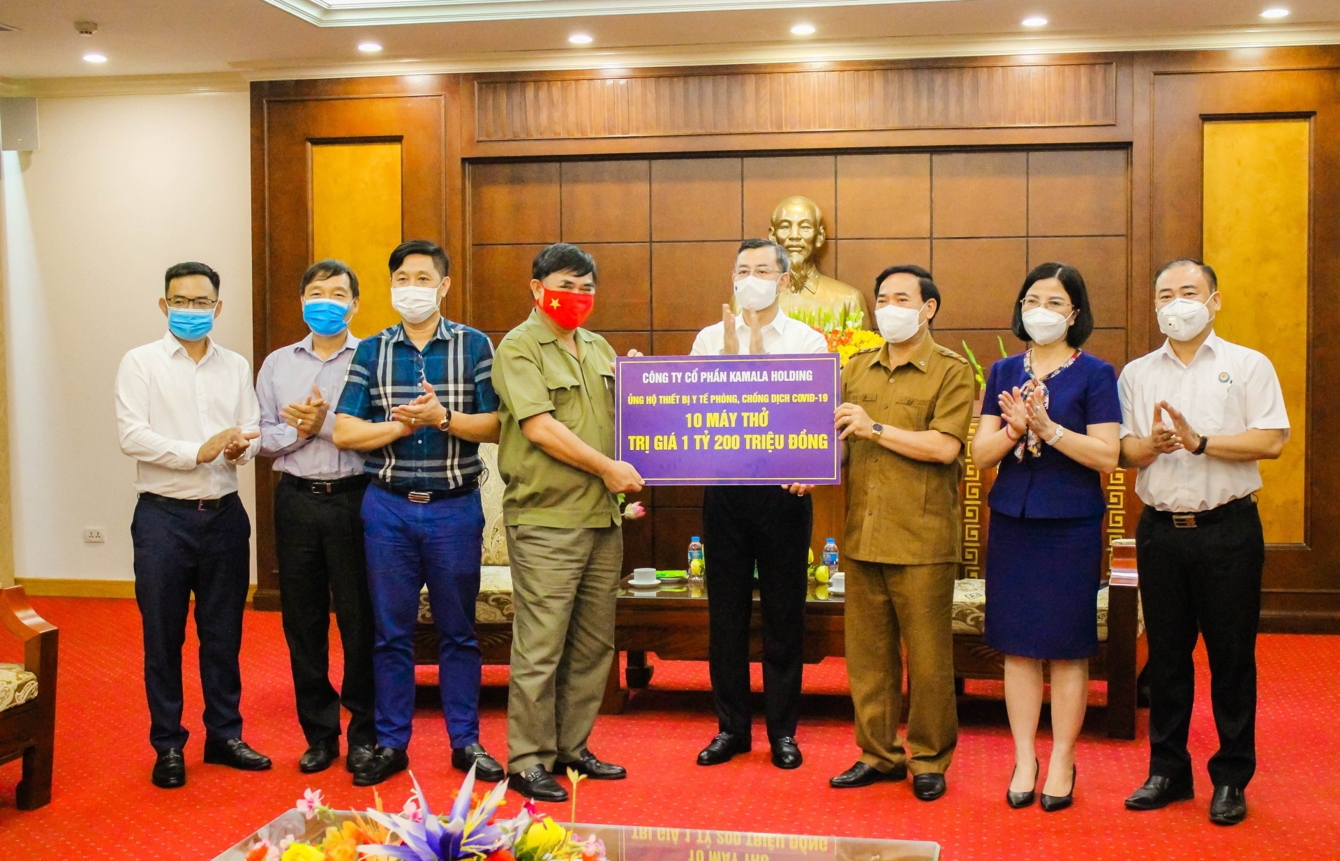 Kamala Holding donates 10 ventilators to support Hoa Binh province in tackling pandemic