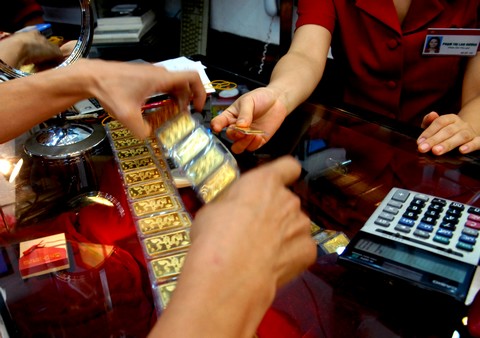 Gold surges to VND43.7 million