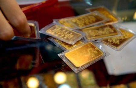 Gold drops after approaching VND44 million