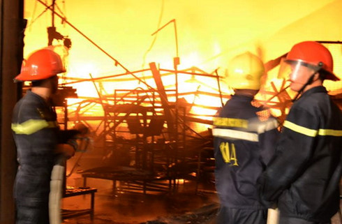 big fire destroys suzuki auto part warehouse in dong nai hinh 0