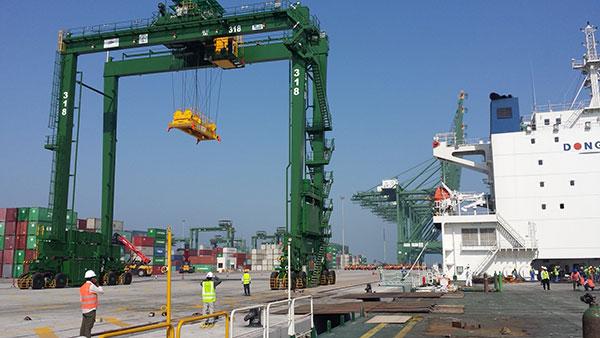 eight made in vietnam cargo container cranes arrive safely in saudi arabia