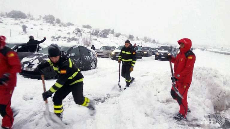 Spanish army called in as snow traps thousands on roads
