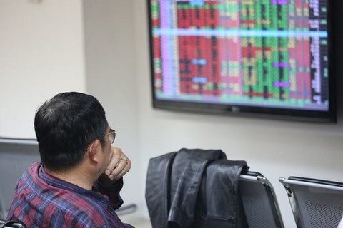VN Index shows signs of correction on investors’ selling