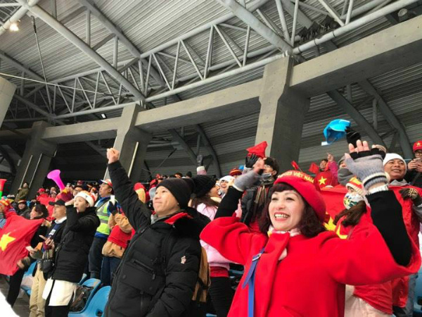 Vietnamese fans at the stadium in Chuangzhou, China cheer to Vietnams first goal. Photo by VnExpress