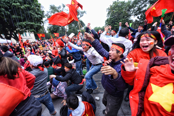 Football fans in Hanoi celebrating as midfielder Nguyen Quang Hai scored at minute 41. Photo by VnExpress/Giang Huy