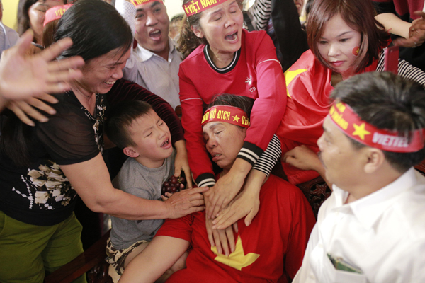 The mother of midfielder Bui Tien Dung fainted at home in Ha Tinh Province in central Vietnam as U-23 Vietnam scored the first goal. Photo by VnExpress/Duc Hung