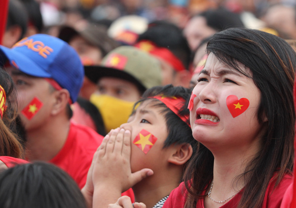 Fans react to the game as they watch live from Quang Nam Province in central Vietnam. Photo by VnExpress/Dac Thanh