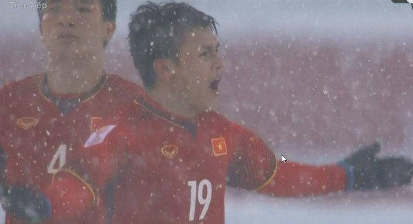 Nguyen Quang Hai, in No.19 T-shirt, reacts after scoring one goal for Vietnam from a free kick. Photo by VnExpress