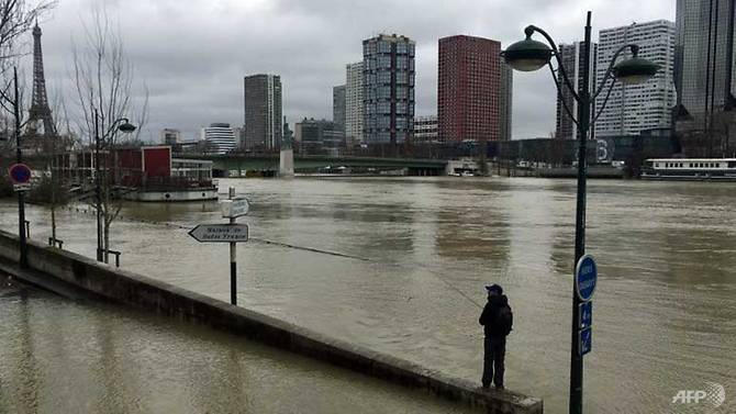 Seine inches higher, keeping Paris on alert