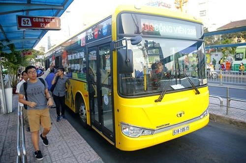 HCM City mulling free bus tickets to airport on Tết