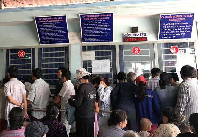 Overcrowding strains HCMC hospitals, doctors