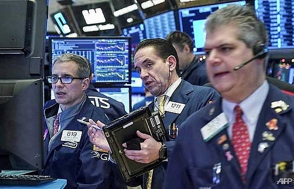 Oil shares close higher, boosting US stocks
