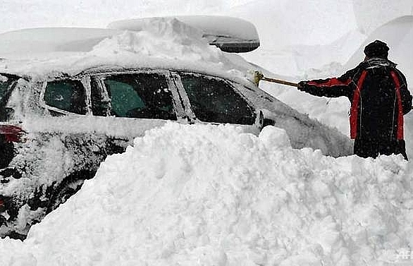 Five dead, two missing in snow-struck Austria