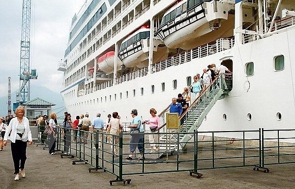 first cruise tourists land in thua thien hue in 2019