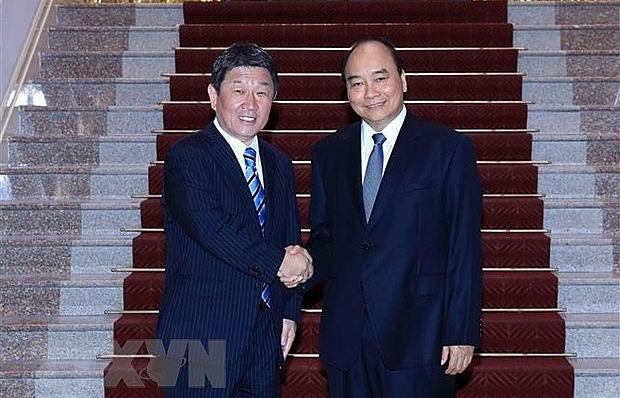 pm nguyen xuan phuc welcomes japanese foreign minister