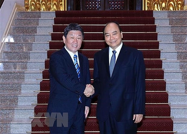 pm nguyen xuan phuc welcomes japanese foreign minister