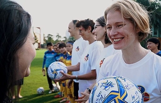 Ambassadors send Tet greetings, gender equality messages with female footballers
