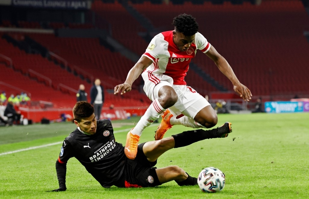 Ajax stay top after battling to PSV Eindhoven draw