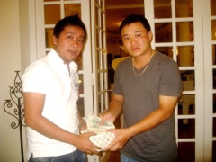 police officer finds and returns 7200 to viet kieu