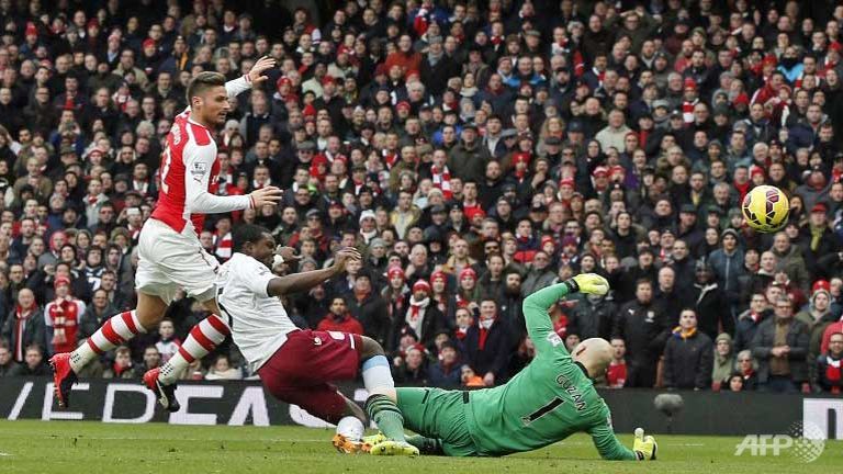 Arsenal close on top four as Southampton slip