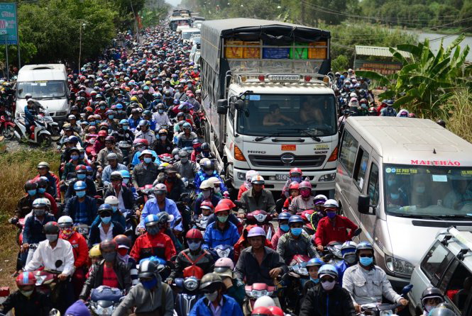 people flock back to ho chi minh city after tet causing serious congestion