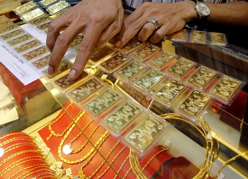 gold prices fall as chinese market resumes trading