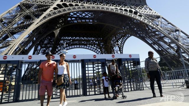 Eiffel Tower to be shielded by 2.5-metre glass security walls