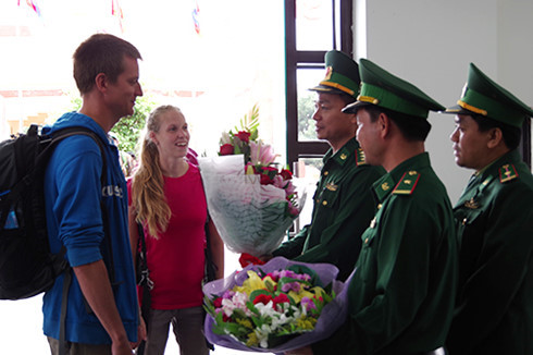 lao bao border crossing welcomes first e-visa recipients  hinh 0