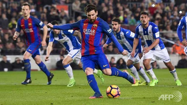 Last-gasp Messi penalty rescues Barcelona