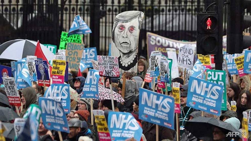 thousands protest over uk health service