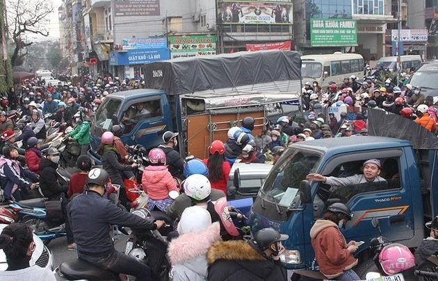 Hanoi, HCM City streets gridlocked as Tet arrives