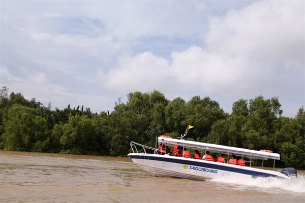 sai gon river tour shows the best of hcm city